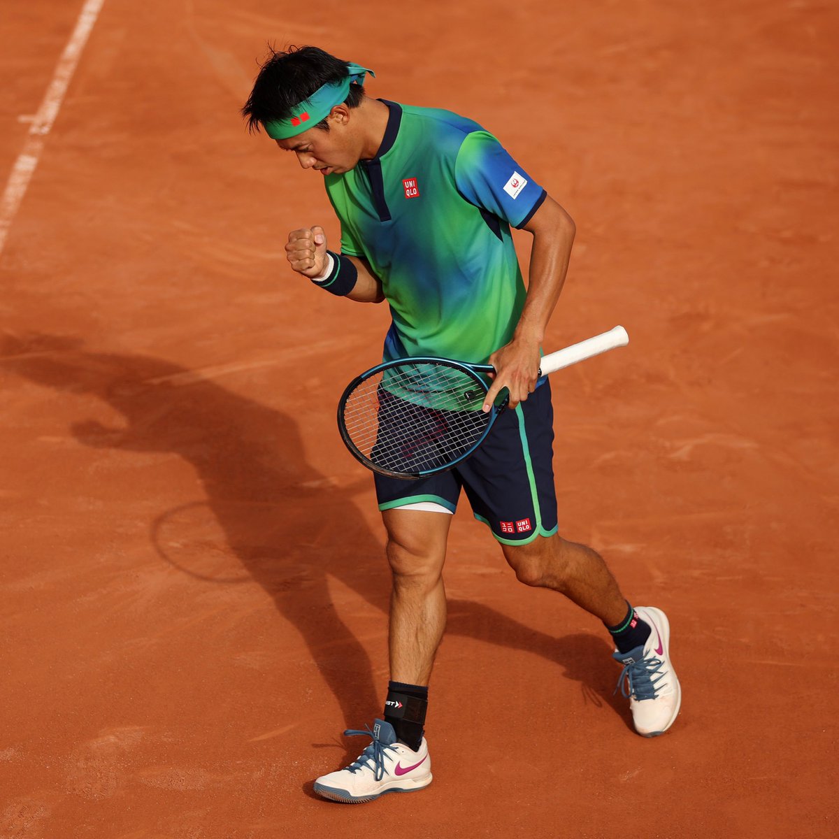 KEI 👏 NISHIKORI 👏 

First time back at @rolandgarros since 2021 and @keinishikori gets the victory over Diallo 7-5 7-6(3) 3-6 1-6 7-5.

@rolandgarros | #RolandGarros