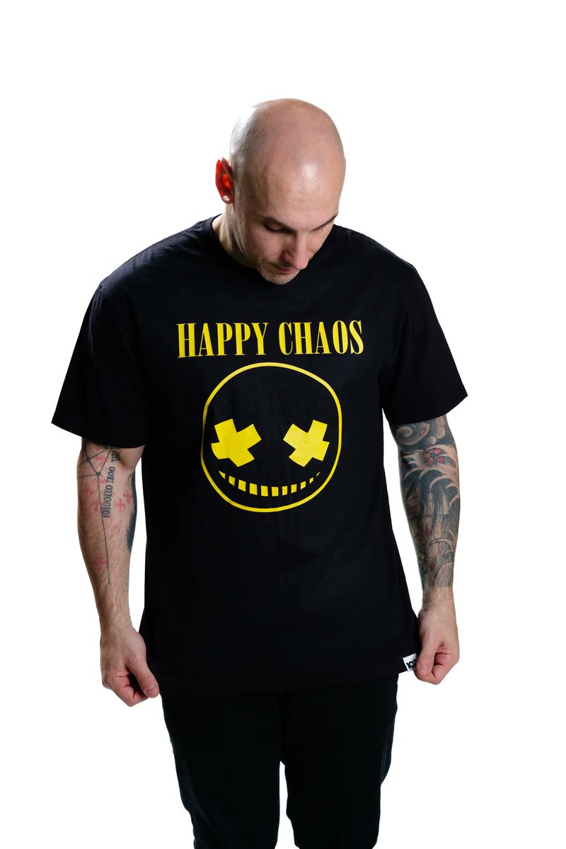 Show them a good time with the exclusive 'HAPPY CHAOS SMILEY' tee! Find this and other officially licensed GUILTY GEAR designs at our booth during the final hours of #CB2024 and online at merch.ten-o.gg ! #tenomerch