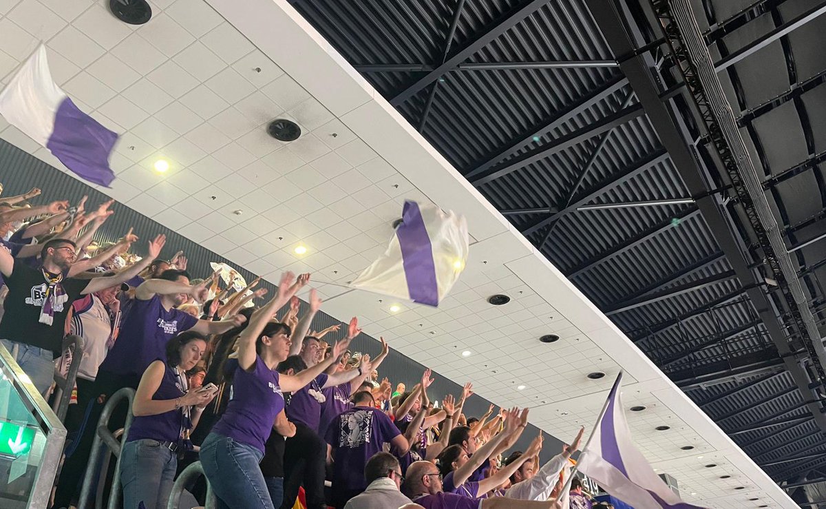 Muy tristes por la derrota, pero igual de orgullosos de nuestro equipo como si hubiéramos ganado.

De esta nos vamos a levantar juntos, <a href="/RMBaloncesto/">Real Madrid Basket</a>. Cabeza alta y a pelear a muerte por la Liga.

¡En las buenas y en las malas!

#JuntosSomosMásFuertes