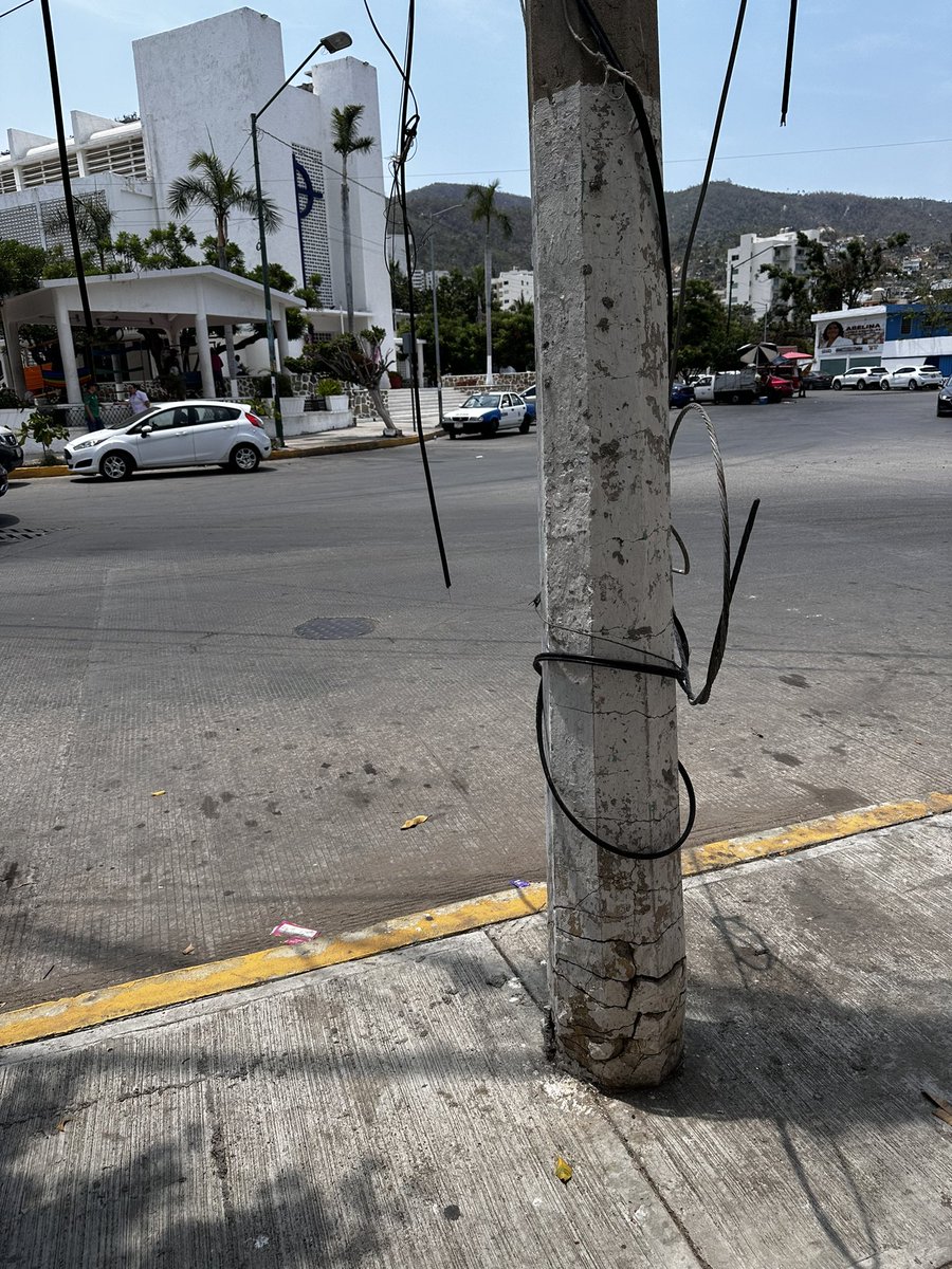 SergioTapia74's tweet photo. @CFE_Contigo urge atender este reporte G8106705716 el poste está a punto de caer y es una zona muy transitada @vivecostazul https://t.co/F82wjioPgz