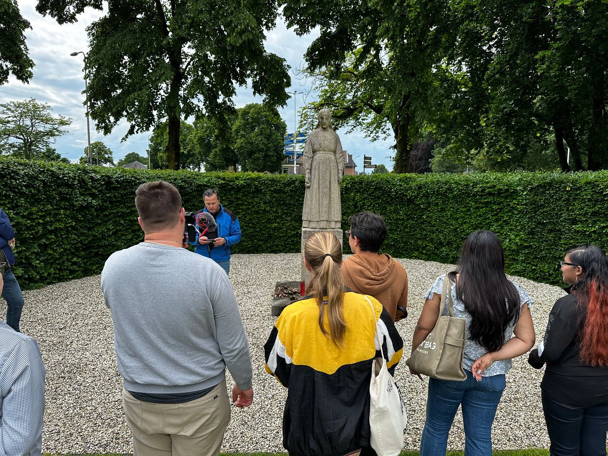 VerderSamen's tweet photo. Vandaag hebben wij een groep Canadese studenten van de Canadese University of Guelph-Humber uit Toronto mogen ontvangen die een ‘Liberation of the Netherlands’ tour volgden onder leiding van Joel Stoppels. 
Tijdens deze tour bezochten zij verschillende locaties in Gelderland. https://t.co/ZqSK4IvLjn
