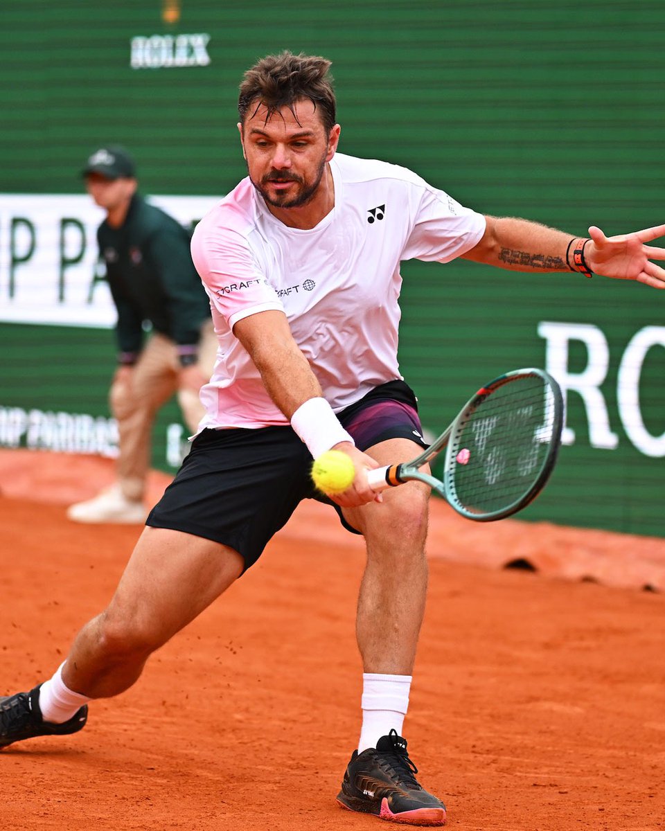 Off to a hot start 🔥 2015 @rolandgarros champion @stanwawrinka starts his fortnight with a 6-4 6-4 6-2 win over Murray. #TennisParadise