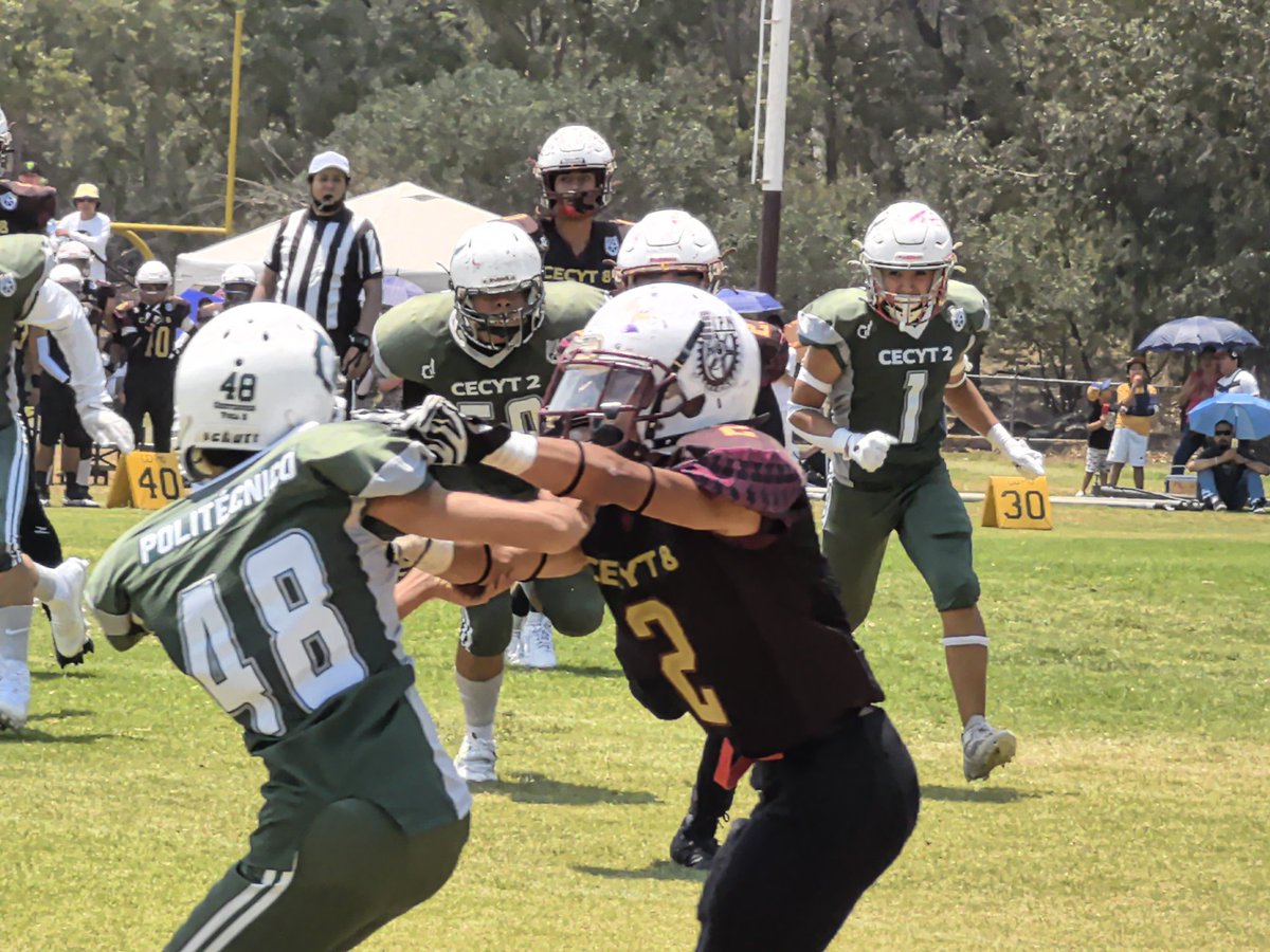 ¡Domingo de pura adrenalina en el campo de los Burros Blancos 🏈 #Sioux @Cecyt8B  🏹 se llevaron la victoria 2️⃣8️⃣ a 0️⃣ ante #Cheyennes @CECyT2Oficial , en los intramuros. 
 #FBAIPN🏈
 #PasiónYVictoriaIPN❤️