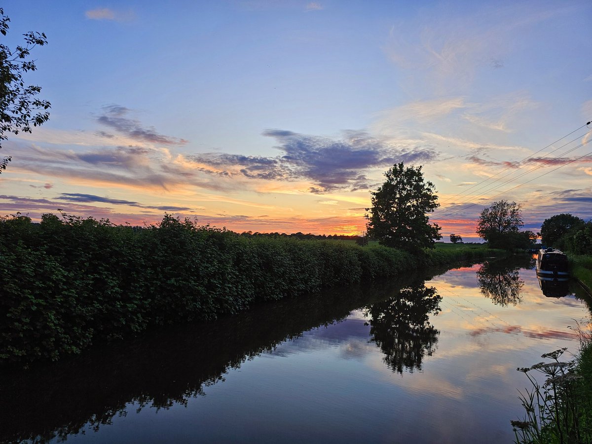 Tonight's sunset pic 😊
Enjoy your evening, everyone
🍷 🍻 
#boatsthattweet #CoventryCanal