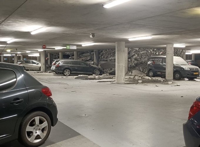 All ramps of the six-storey parking garage at the St. Antonius Hospital in Nieuwegein in the Netherlands collapsed on Sunday evening. It is not yet known if there are any casualties...
