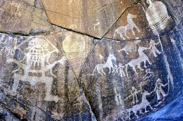 Rock petroglyphs of horses, people, stupas, ca.1st millennium AD, Chilas, Gilgit-Baltistan.

Credits: Prof. Ulrich Schendzielorz / Bildarchiv Steffens

#GilgitBaltistan #Silkroads #rockart #archaeology #History #Karakoram 
 @ASIGoI @samadarab @AsmakLone @odysseuslahori