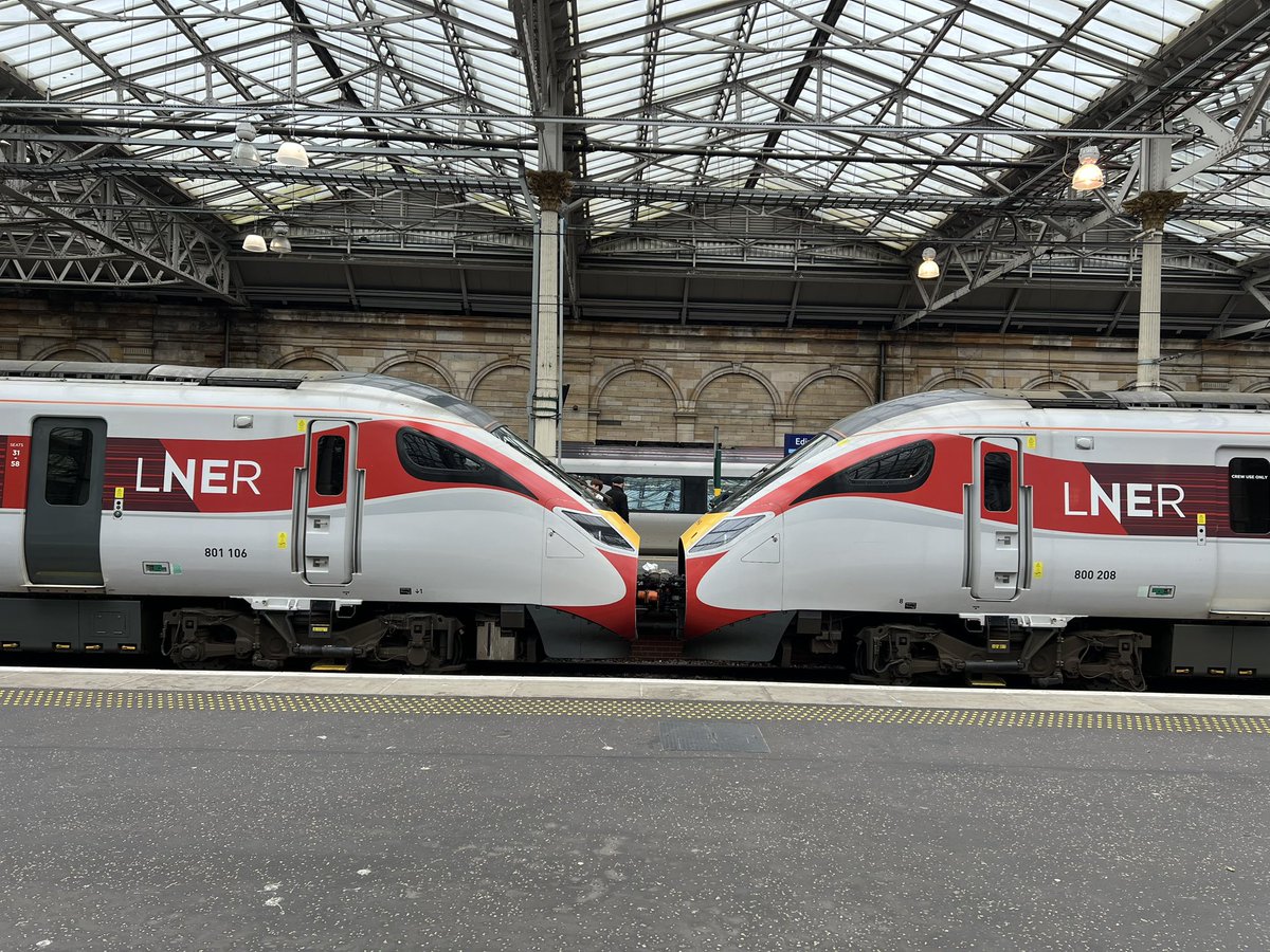 Why hello there rather shiny and clean 10 car @LNER azuma! 

A rather rare sight to see at Edinburgh this afternoon. I don’t think these are often up to Scotland so was really delighted to see them!