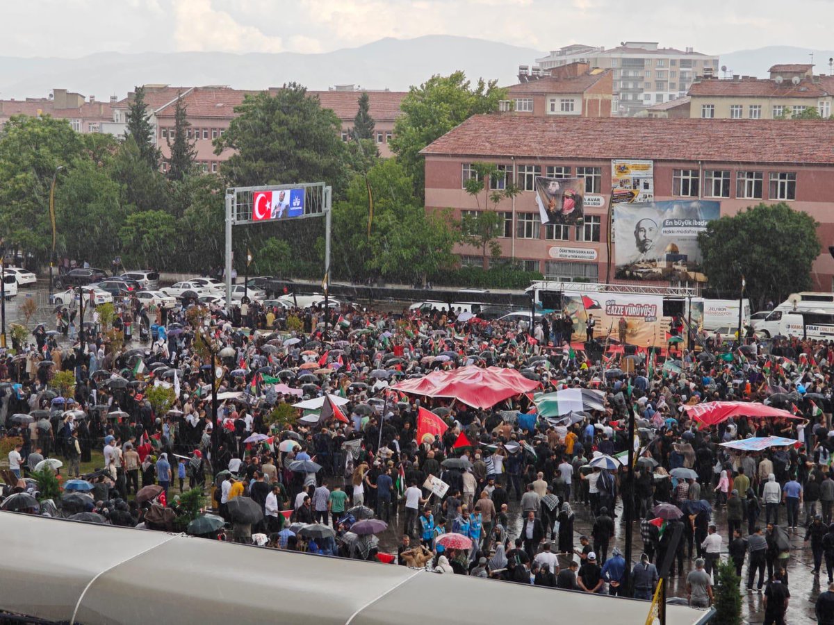 ebselazig1's tweet photo. 12 İlin katılımıyla gerçekleşen 
"Büyük Gazze Yürüyüşü" için komşu illerimizden büyük coşku ile şehrimize akın eden başta Memur-Sen ve Eğitim-Bir-Sen Şube başkanlarımıza, yönetim kurullarına, üyelerimize ve tüm misafirlerimize teşekkür ediyoruz.

"Fırat'tan Gazze'ye Bin Selam" https://t.co/P48mCqn3oa