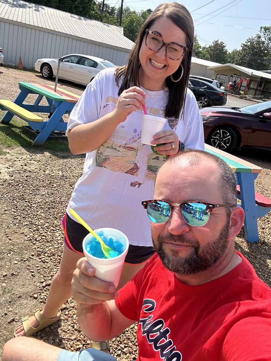 Happy Sunday from the Hunt sister and Hunt brothers!! Melts in Mathiston, Mississippi has it GOING ON!!! 🍧🍦