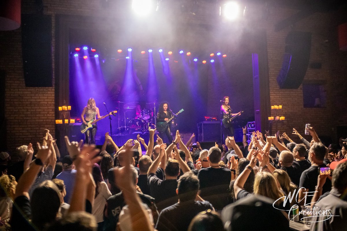 @PLUSHROCKS packed show last night at @RocHausWD 
#plush #plushband #crowdshot #hornsup  #myphoto #wcecreations #wordscantexplain #canonphotography #concertphotography #livemusic #rocknroll #gigphotography #bandphotography