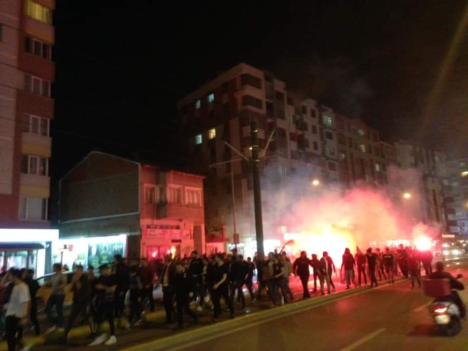 Eskişehirspor taraftarı, Eskişehir'de Galatasaray şampiyonluğunun kutlanmaması için sokaklara çıktı.