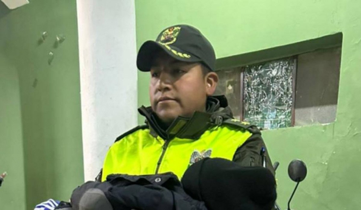 eldiabolivia's tweet photo. Pareja abandona a niño tras asistir a la entrada del Gran Poder y consumir alcohol
Conoce toda la información >> https://t.co/fYhC7FIemo
#ElDíaBolivia #NiñoAbandonado #GranPoder2024 #LaPazBo https://t.co/WszMbltXjb