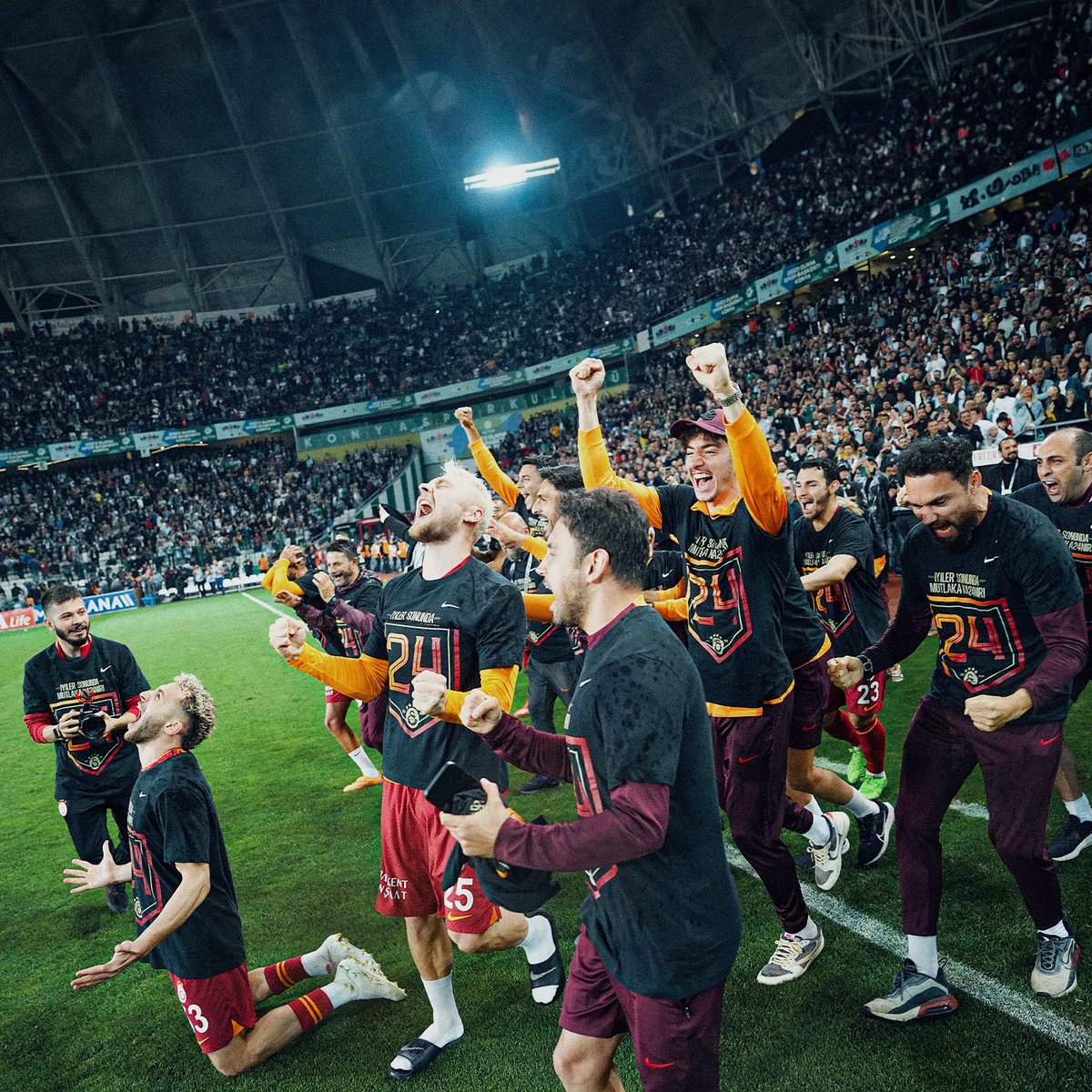 Galatasaray bir his takımıdır… Tüm hayatını bizlerle birlikte, milyonlarca taraftarımıza bu mutlu günü yaşatabilmek için adayan, bu şampiyonlukta emeği olan herkese teşekkürler. Sonuna kadar hak ettik, her anıyla gurur duyuyorum. 💛❤️@GalatasaraySK