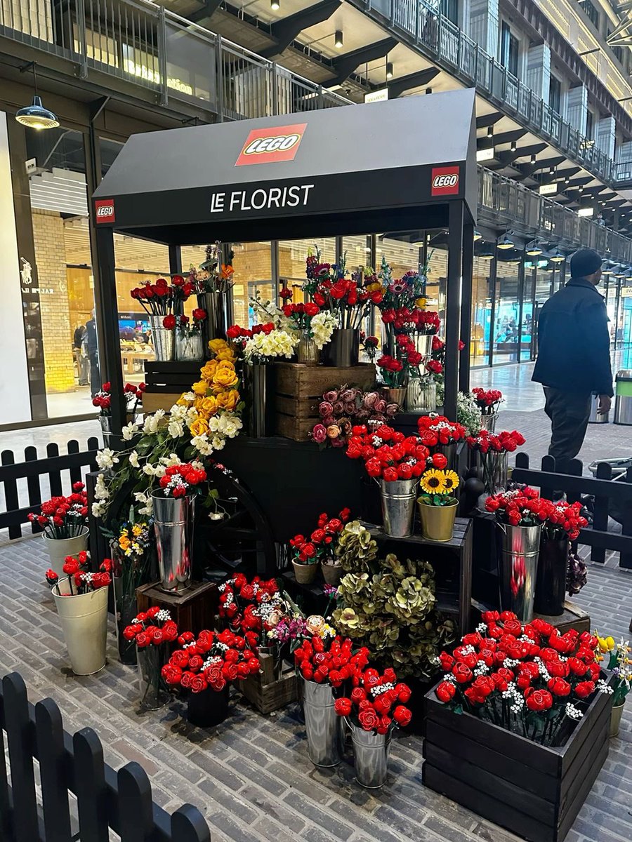 there’s a lego flower stand???