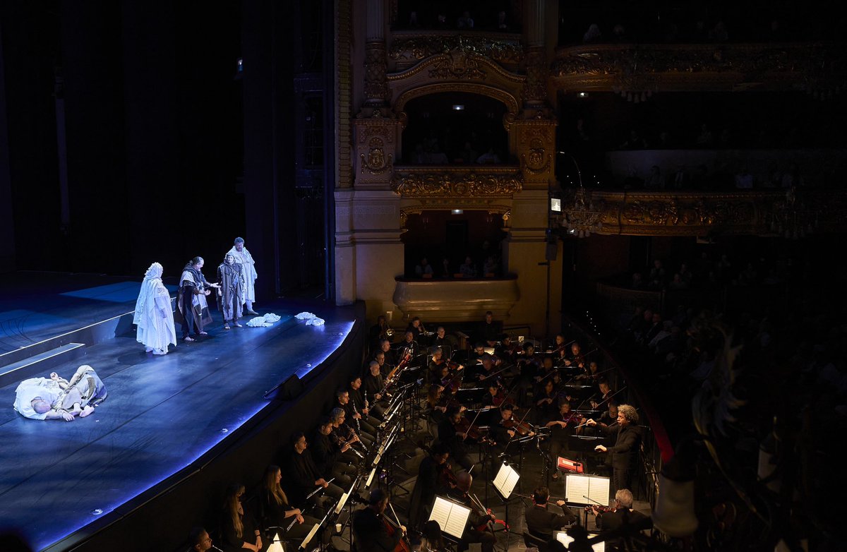 Tota l’energia i la passió que Beethoven va posar a la partitura de ‘Fidelio’ avui s’ha fet palesa a través de la batuta de @gustavodudamel al capdavant de la @laphil, amb un repartiment impecable i amb la participació del Cor del Liceu i el @CorCambraPalau, amb @deafwest Theatre