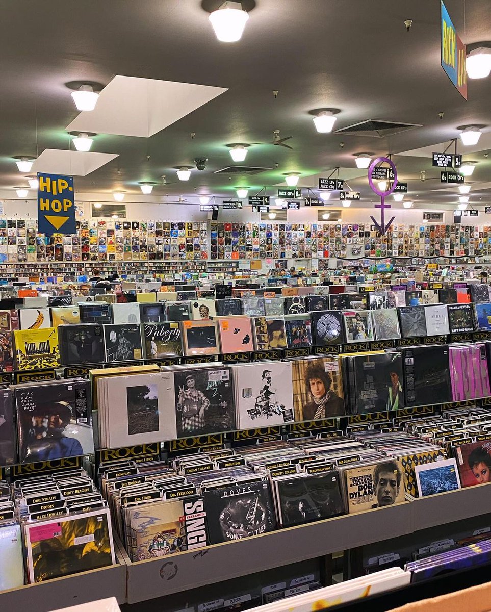 Hippie Town, Haight Ashbury in San Francisco 🇺🇸
Vintage, fashion, music…it’s fun shopping area. #weekend #shopping