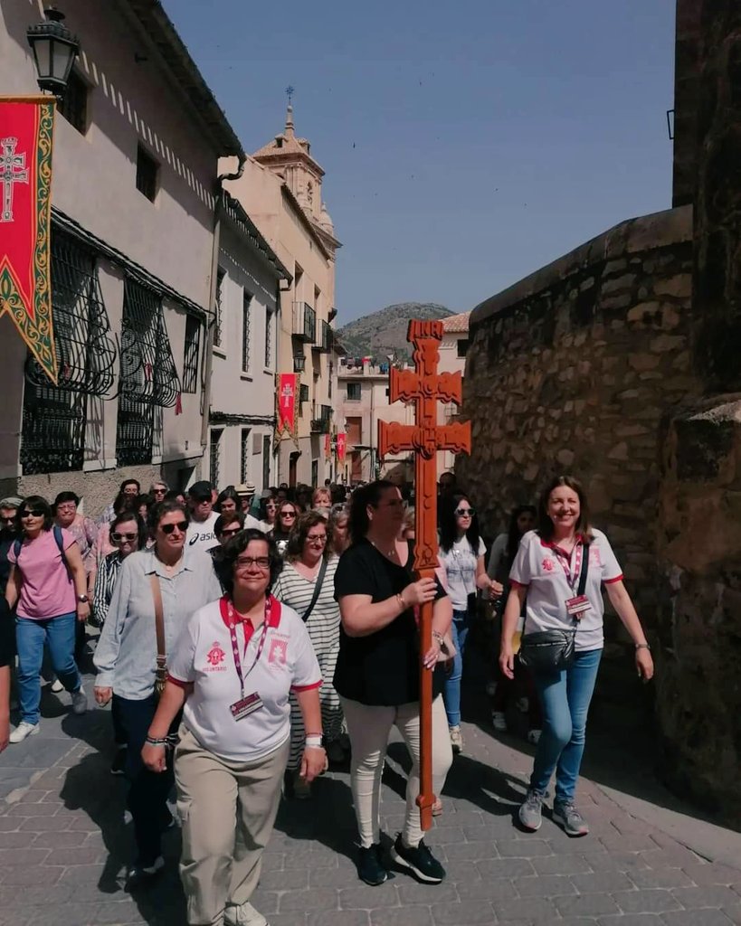 🙏Y como cada día, nuestros voluntarios siguen atentos a las necesidades de los peregrinos: acogiendo, informando y dando lo mejor de sí mismos. ¡Gracias! #CaravacaAñoJubilar2024 #CaminodeCaravaca