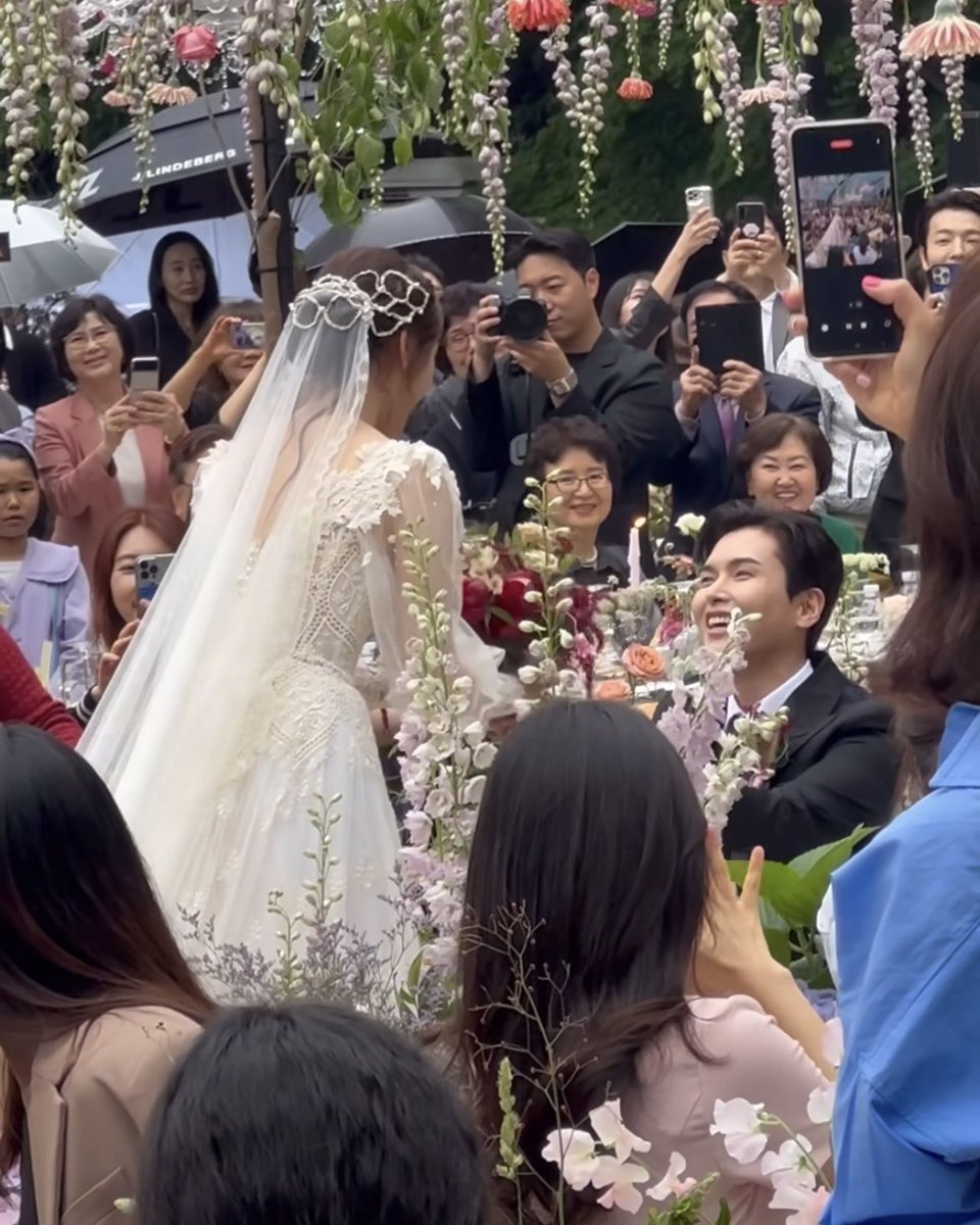 Eunhae0404_1510's tweet photo. The happiest groom 🥹 

#RyeowookAriHappilyEverAfter 
#려욱아_사랑해 #려욱 #RYEOWOOK https://t.co/1QEZGlpskI