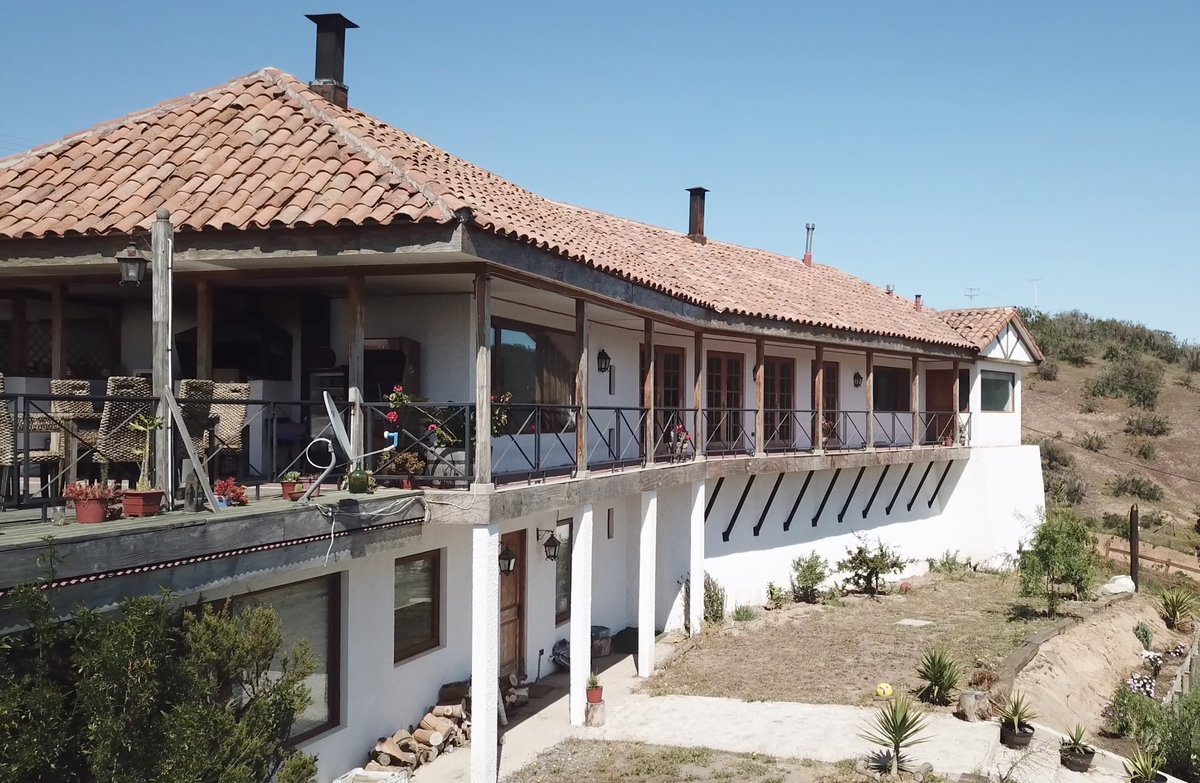 Casa El Pangal. Inspired by traditional and heritage Chilean architecture.
#HRA #HRAarchitecture #hrarquitectura #architecture #design #architecturephotography #house #residential #countryhouse #residentialdesign #balcony #architect #casablanca #Chile #chileanarchitecture