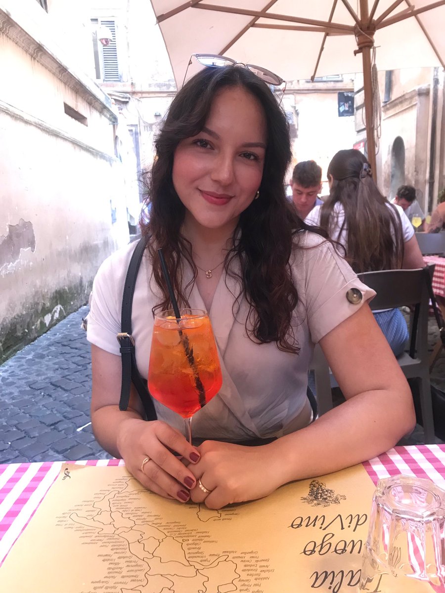 IsStephie's tweet photo. Siri, play it’s my birthday 🎊🥳 https://t.co/xdUjcl3Iqf