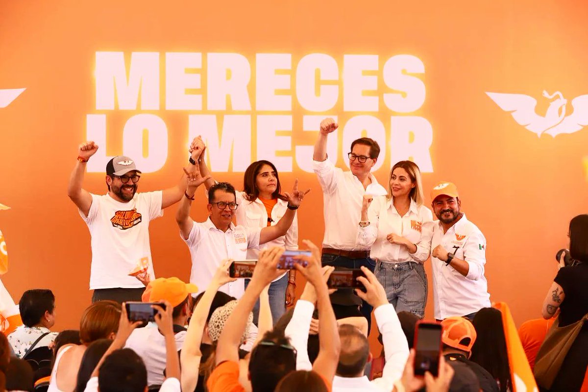 Chertorivski's tweet photo. ¡Xochimilco tendrá un mejor futuro! Volvimos a la alcaldía al cierre de campaña de Rizel Piccini con Óscar Olvera, @Ale_BarralesM y el equipo naranja. Las y los chilangos merecemos una mejor Ciudad, y podemos construirla votando el próximo 2 de junio por los mejores candidatos, ¡votando por @MovCiudadanoMX!
