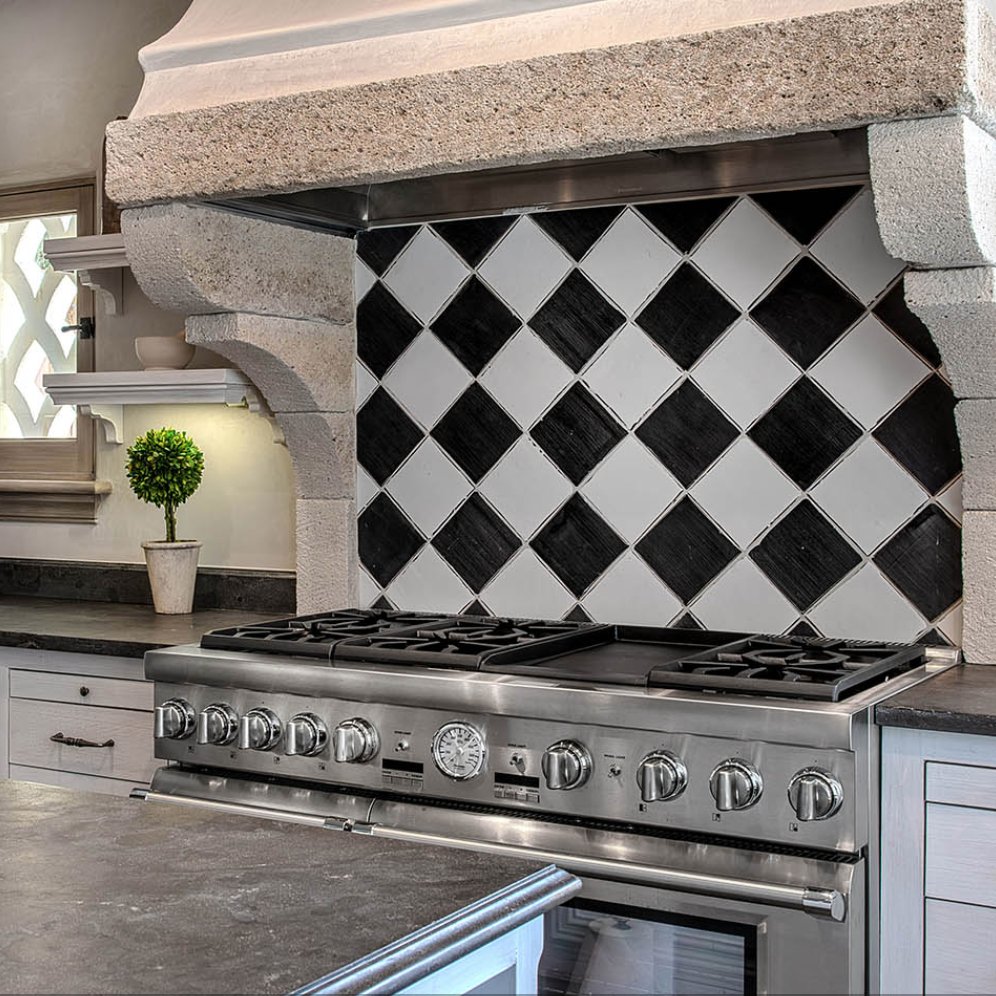 #HomeDecorTip: Make a statement in your kitchen with bold patterned tiles! Whether geometric shapes or intricate designs, patterned tiles can add personality and charm to any culinary space.