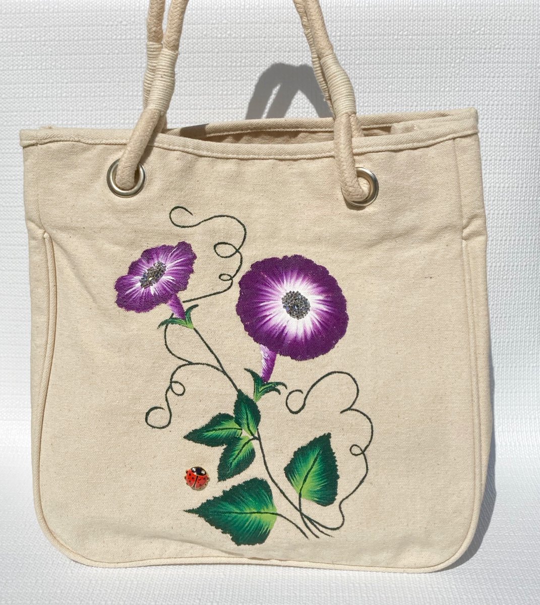 Hand painted tote bag etsy.com/listing/969189… #totebag #paintedbag #reusablebag #SMILEtt23 #etsyhandmade #CraftBizParty #etsyshop #etsygifts