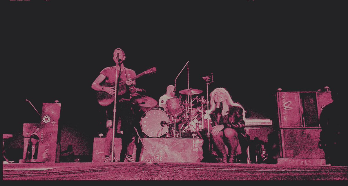 ㅤ 
ㅤ 
🚨 OI?? Stella Collens no palco com o Coldplay, DO NADA!
ㅤ 
ㅤ