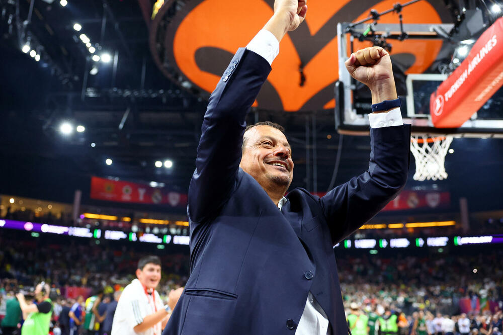 Ergin Ataman do it again: Anadolu Efes: 2017/18 - Last position in EuroLeague. 3 EuroLeague Finals and 2 titles in the next 3 competitions. Panathinaikos Athens: 2022/23 - 17th place. 2023/24 EuroLeague Champion. #Basketball #Baloncesto #Panathinaikos #Paobc #Παναθηναϊκός #F4