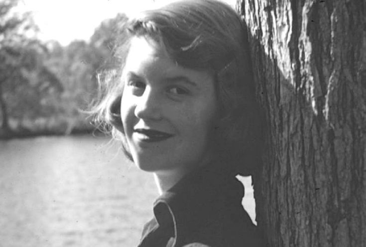 'Es hora de que me ocupe de mí misma. He ido tambaleándome por ahí, lúgubre, siniestra, sombría. Ahora toca construirme a mí misma, darme una columna vertebral, por más que fracase'.  
Sylvia Plath