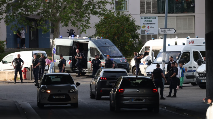 F_Desouche's tweet photo. Marseille : un individu "très défavorablement connu des services" refuse d'obtempérer puis force des barrages, plusieurs CRS blessés rapporte Gérald Darmanin ; le chauffard a été touché par le tir d'un des agents
https://t.co/C4prJhNLds https://t.co/HOng4Rcfuv