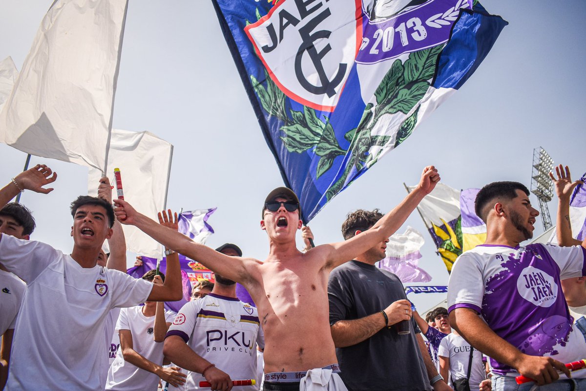 Sí, así se recibe en Jaén al autobús del equipo en un play-off de ascenso a 2ª RFEF. @RealJaenCF