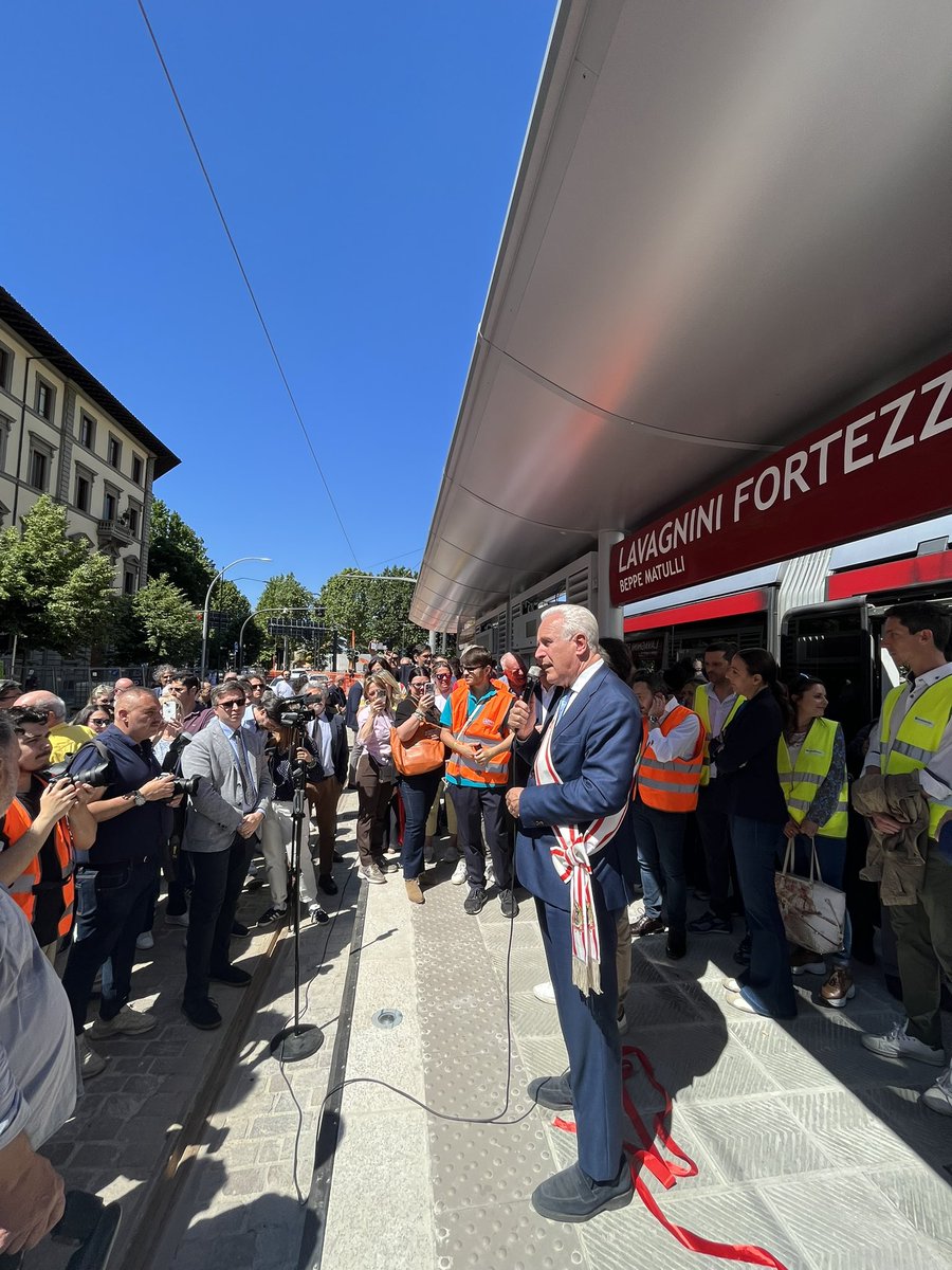 Il primo viaggio della tramvia da piazza San Marco. Una mattinata indimenticabile e una bella giornata per la nostra città e il ns futuro; meno inquinamento e spostamenti certi e rapidi😍