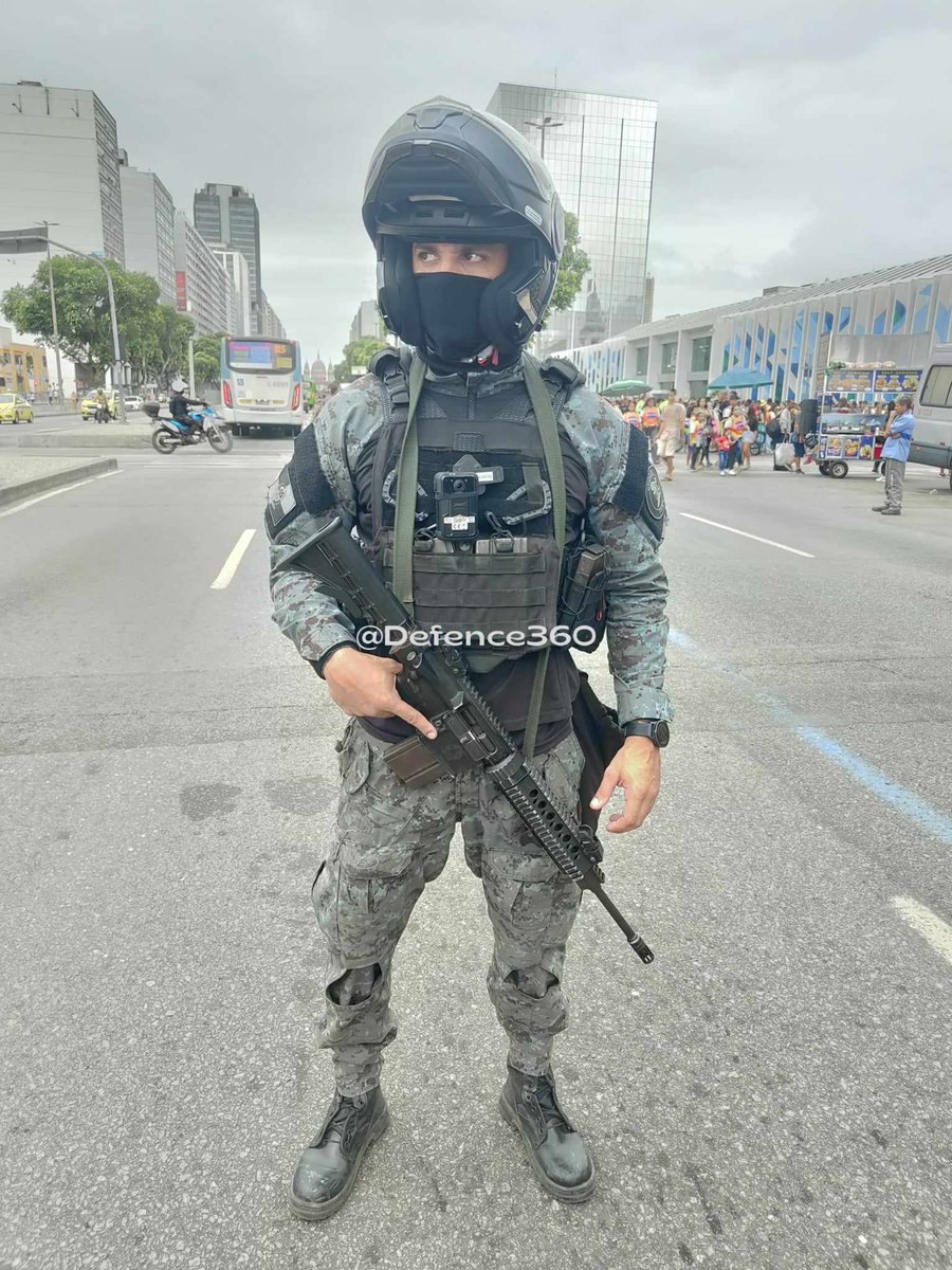 Policia militar do Batalhão de Polícia de Choque (BPChq) da 🇧🇷 @PMERJ equipado com o fuzil ArmaLite AR-10A4 CBFA de calibre 7,62x51mm, e a moto @OfficialTriumph Tiger 800 XCx.