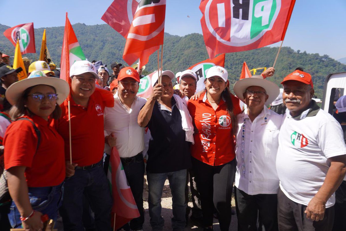 lizconcha's tweet photo. ¡En Huautla de Jiménez se siente la fuerza del priismo! Con la convicción que nos caracteriza vamos a ganar este dos de junio.
#VotaPRI
#SecretariaGeneralPRIOax https://t.co/ugRbCryNSX