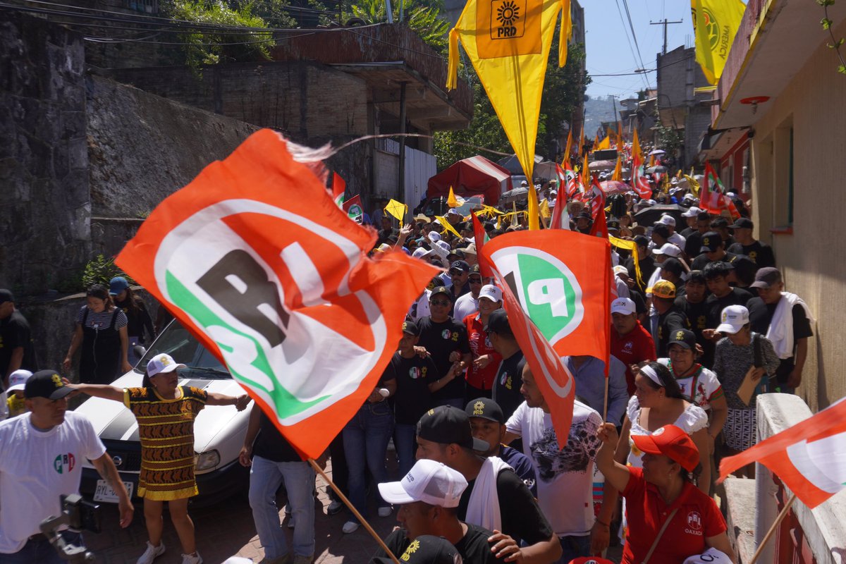 lizconcha's tweet photo. ¡En Huautla de Jiménez se siente la fuerza del priismo! Con la convicción que nos caracteriza vamos a ganar este dos de junio.
#VotaPRI
#SecretariaGeneralPRIOax https://t.co/ugRbCryNSX