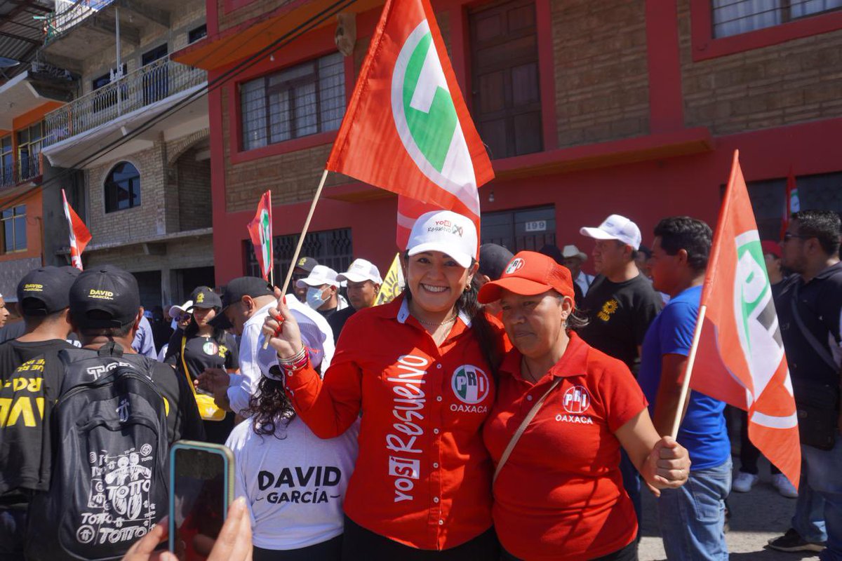 lizconcha's tweet photo. ¡En Huautla de Jiménez se siente la fuerza del priismo! Con la convicción que nos caracteriza vamos a ganar este dos de junio.
#VotaPRI
#SecretariaGeneralPRIOax https://t.co/ugRbCryNSX
