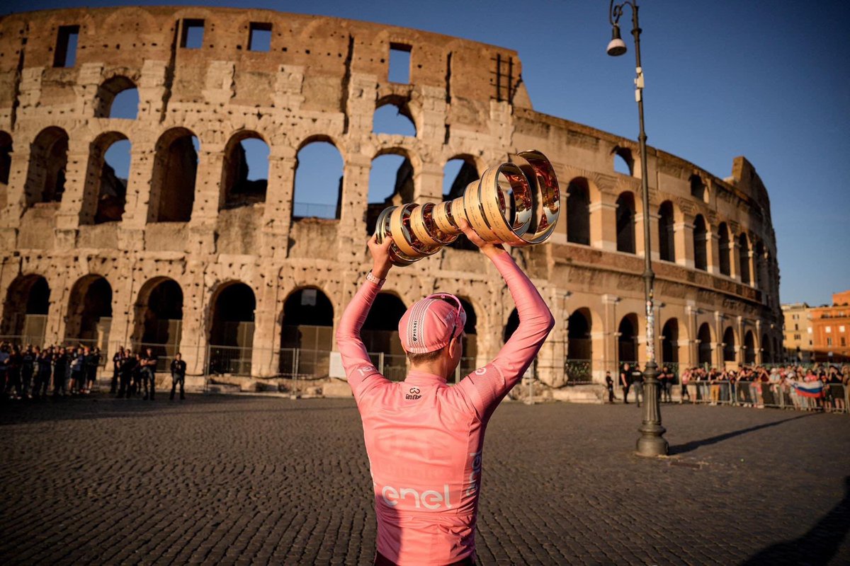 mauro_scovenna's tweet image. Tutta l’Italia applaude il Re 👑 del @giroditalia🚲🇮🇹🏁 
 @TamauPogi 
#Dmtcycling
