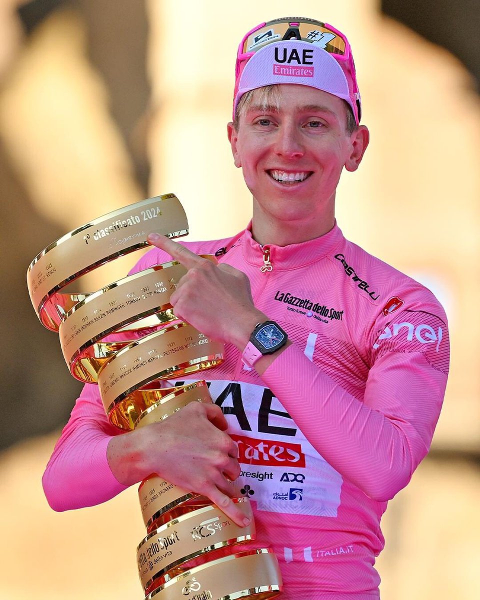 mauro_scovenna's tweet image. Tutta l’Italia applaude il Re 👑 del @giroditalia🚲🇮🇹🏁 
 @TamauPogi 
#Dmtcycling