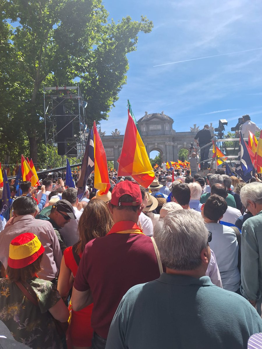 La España de todos! 
La España que no se rinde! 
La España que defiende la Constitución, la democracia y la libertad! @PPopular_Rivas 
#SanchezDimision
#TuRespuesta #Tuvoto #VotaPP