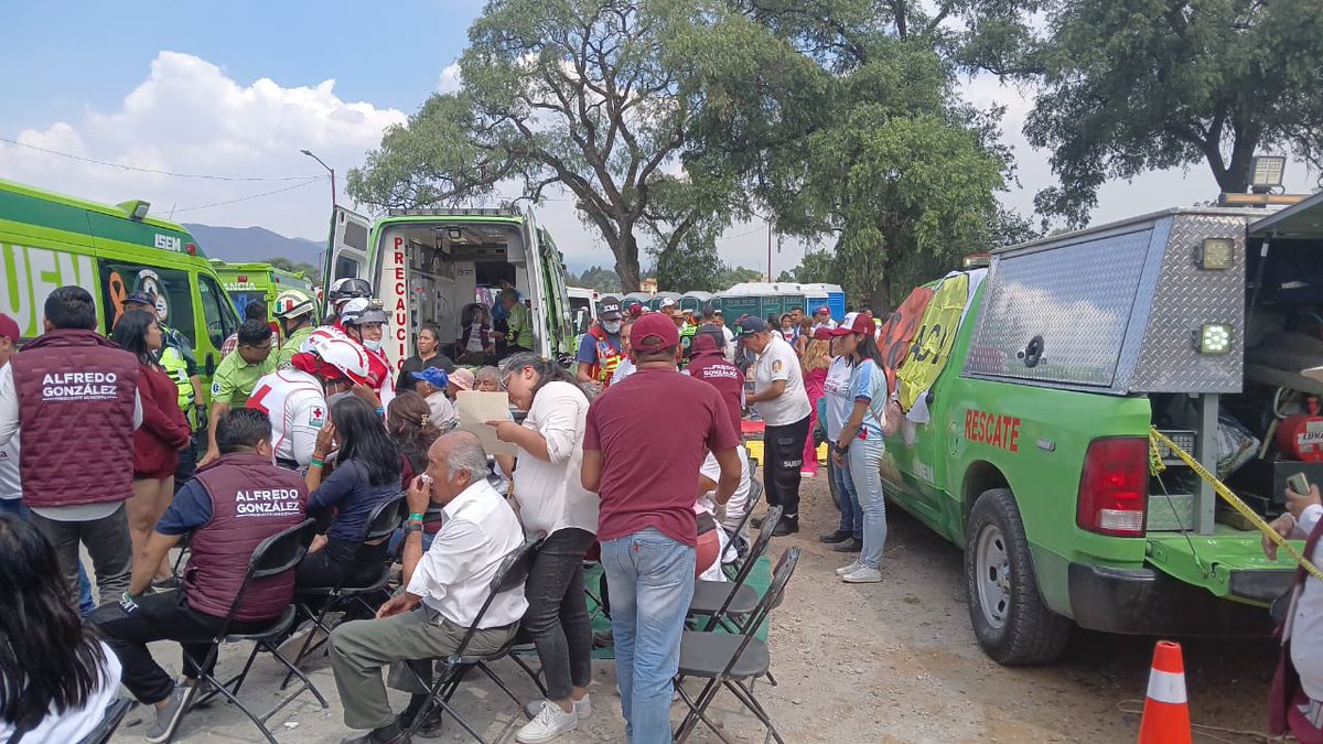 Tras la caída de una lona en #Xonacatlán, les informamos que esta coordinación ya se encuentra atendiendo la situación. 📋 De manera preliminar, se reportan algunos lesionados. Las dependencias estatales y municipales trabajan en el lugar para brindar apoyo y atención.