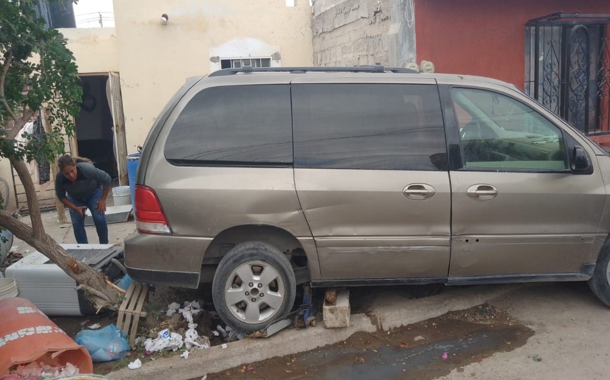 Abuelito se va de reversa, choca un 'vocho' y atropella un perrito en La Laguna 👉🏻🐶  bit.ly/3wOPTYo