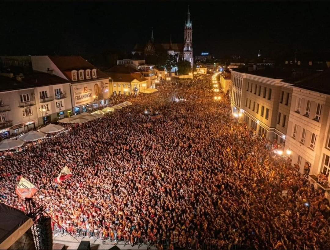 To zdjęcie pokazuje, jaki potencjał drzemie w tym mieście i regionie. Czym dla Białegostoku jest Jagiellonia. A przecież,nie wszyscy zmieścili się i mnóstwo ludzi stało z 2 strony ratusza. Jedna wielka Jagiellońska rodzina. Mistrz, mistrz, Jaga mistrz! 💛❤️