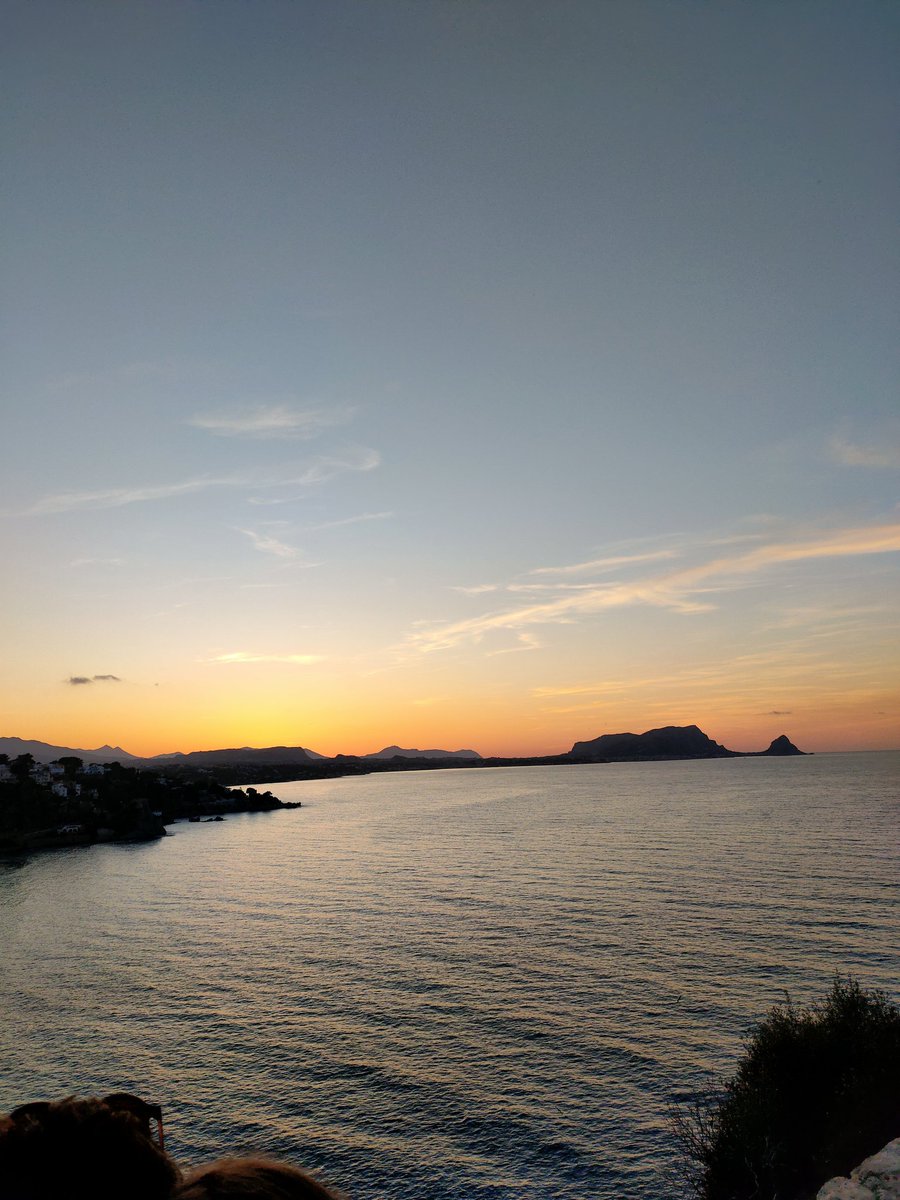xavierferrerj's tweet photo. El mateix dia... sortida de sol a #taormina i posta de sol a #palerm #sicilia https://t.co/2YrnQ2AuG7
