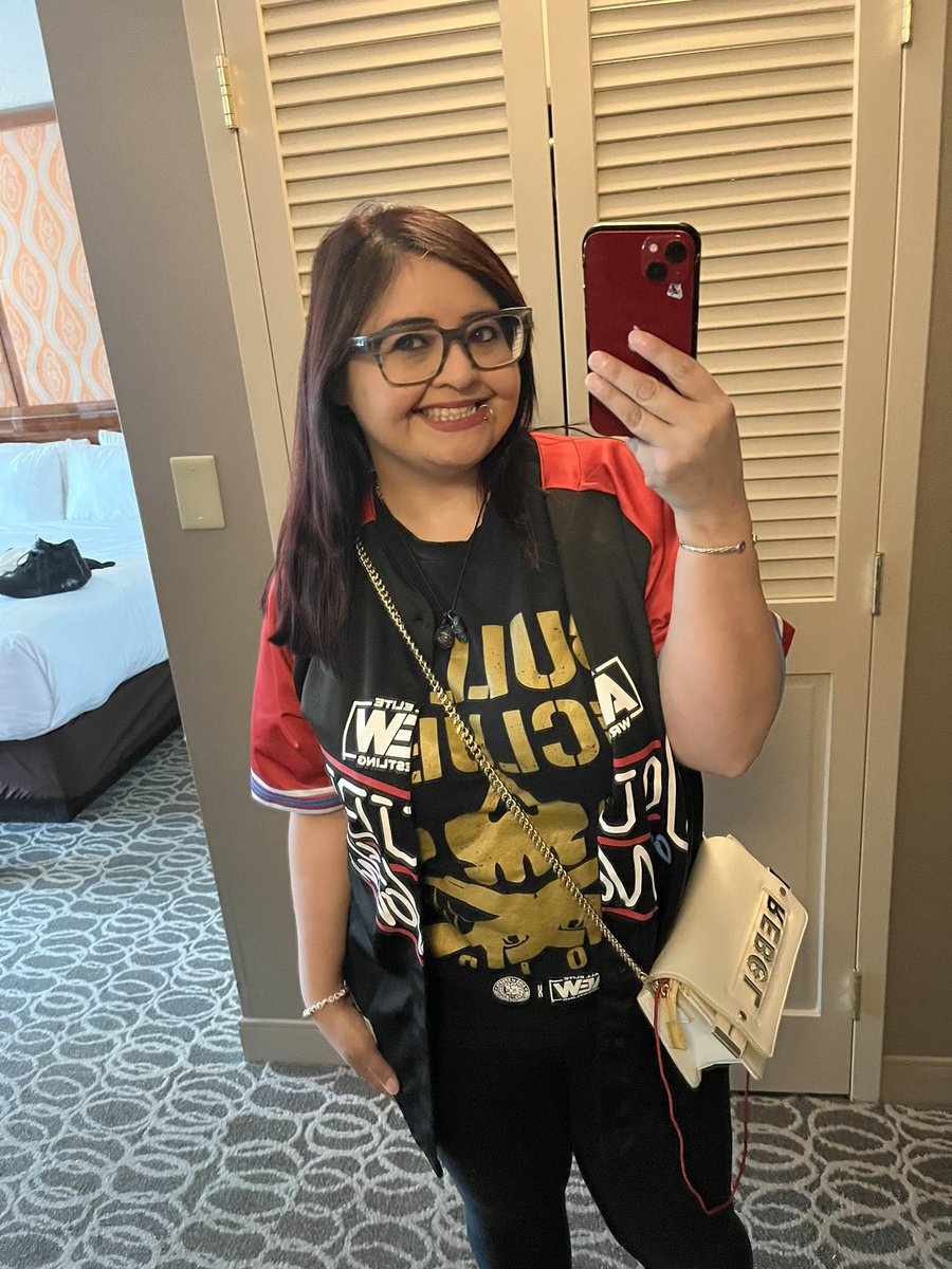 It's #DoN Day 🫶🏽 Got My Penta Shoes And Bullet Club Gold On 💛 Also My New Bracelet From My @AEW_Heels Meet Up Last Night 💜 I'm Ready For A Great Show.!! 5 Years Of Being #AllElite Baby 👌🏽