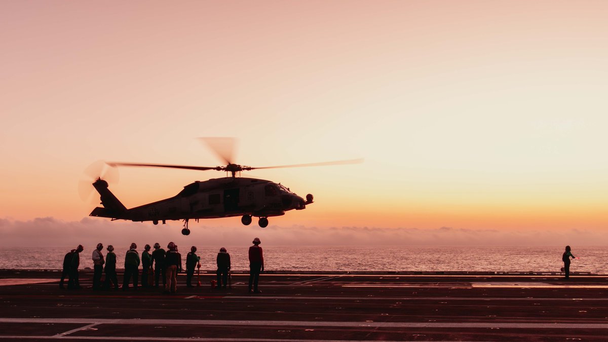 #SunsetSunday 🌤️ An MH-60R Seahawk, attached to Helicopter Maritime Strike Squadron (HSM) 46, lands on the flight deck of Nimitz-class aircraft carrier USS George Washington (CVN 73) during sunset, while underway in the Atlantic Ocean, May 18, 2024. 📸: MC3 August Clawson