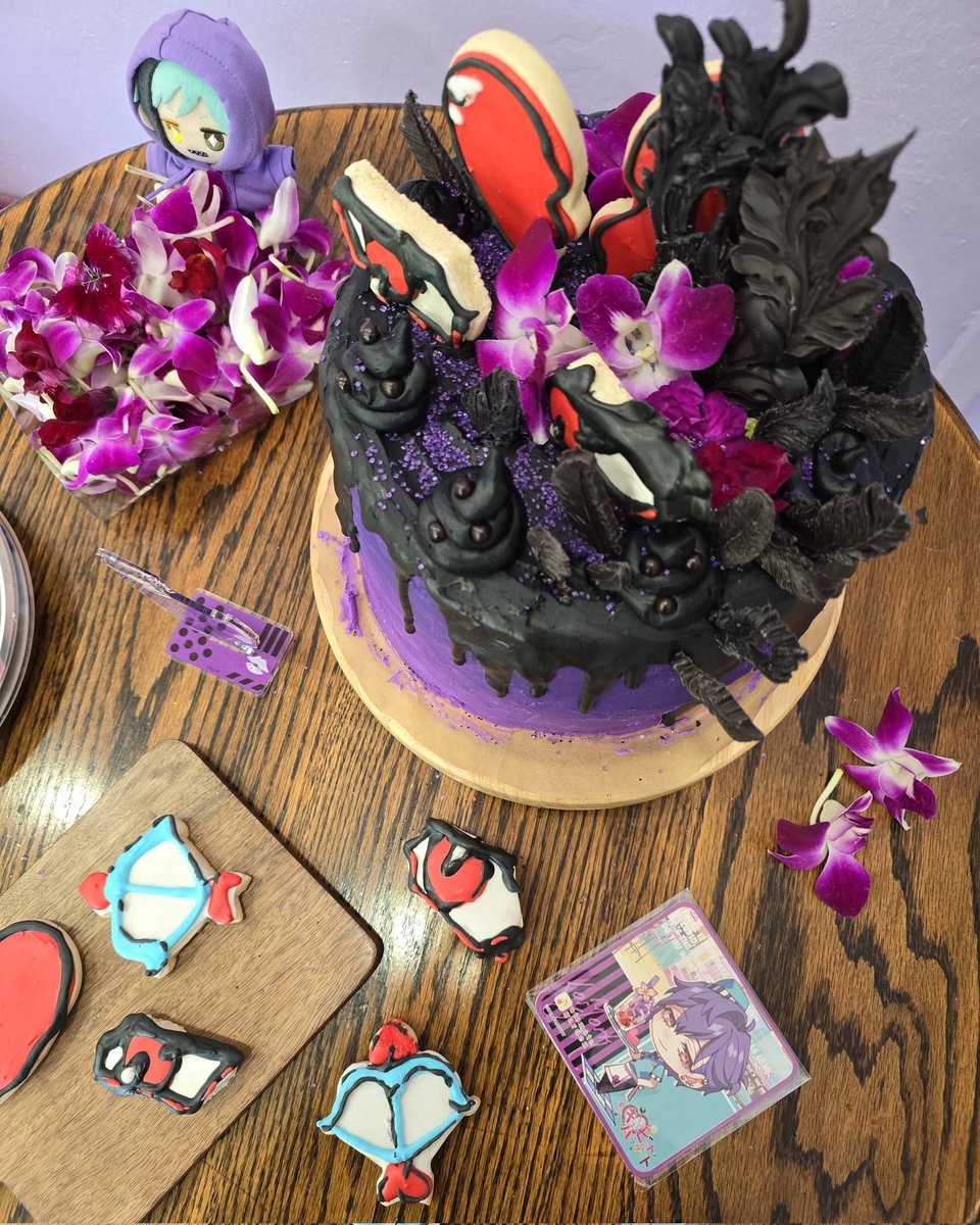 brooke_rapport's tweet photo. hello, i would like to enter the #CupidParasiteSweetheartNA contest, with an ube Allan Melville cake so unhinged, we matched each other's freaks 🙏💜

special thanks to @otomeruinedlife for hanging out while i spent days making cake, making Allan Eyes cookies, candy feathers, etc https://t.co/Qm6trj3m8k