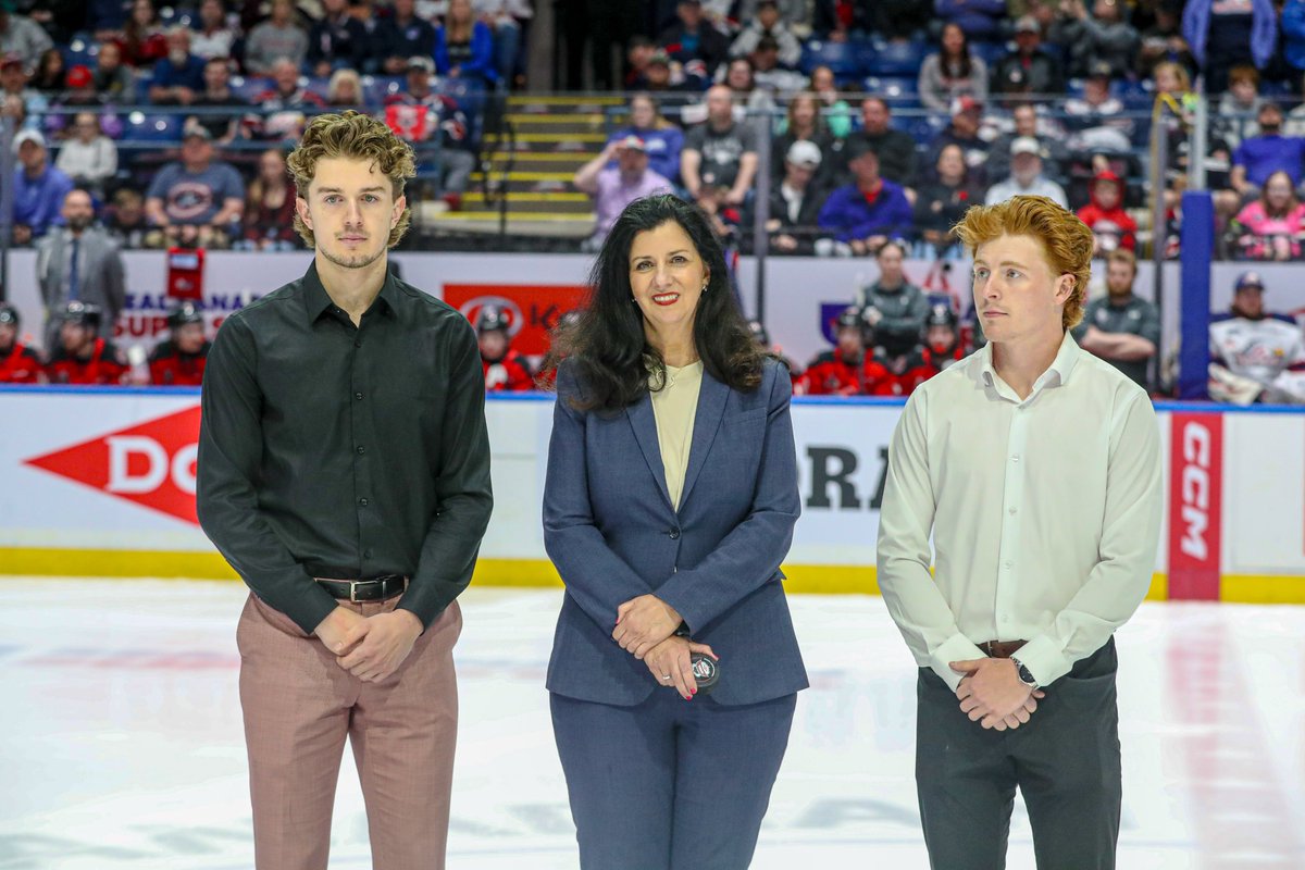Former <a href="/bdnwheatkings/">Brandon Wheat Kings</a> teammates Jake Chiasson &amp; Calder Anderson were recognized pre-game tonight for their roll in saving a man's life in December 2022 alongside <a href="/CMHAOntario/">CMHA Ontario</a> CEO Camille Quenneville 👏🏻 #MemorialCup