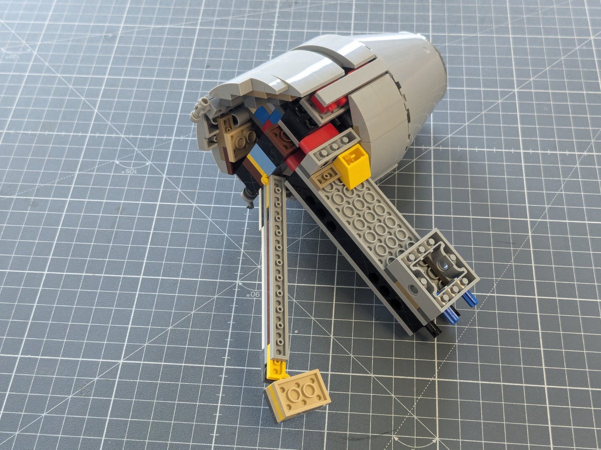 Pokračuju se stavbou kokpitu. #lego #MilleniumFalcon #scalemodel #JFFLetterM