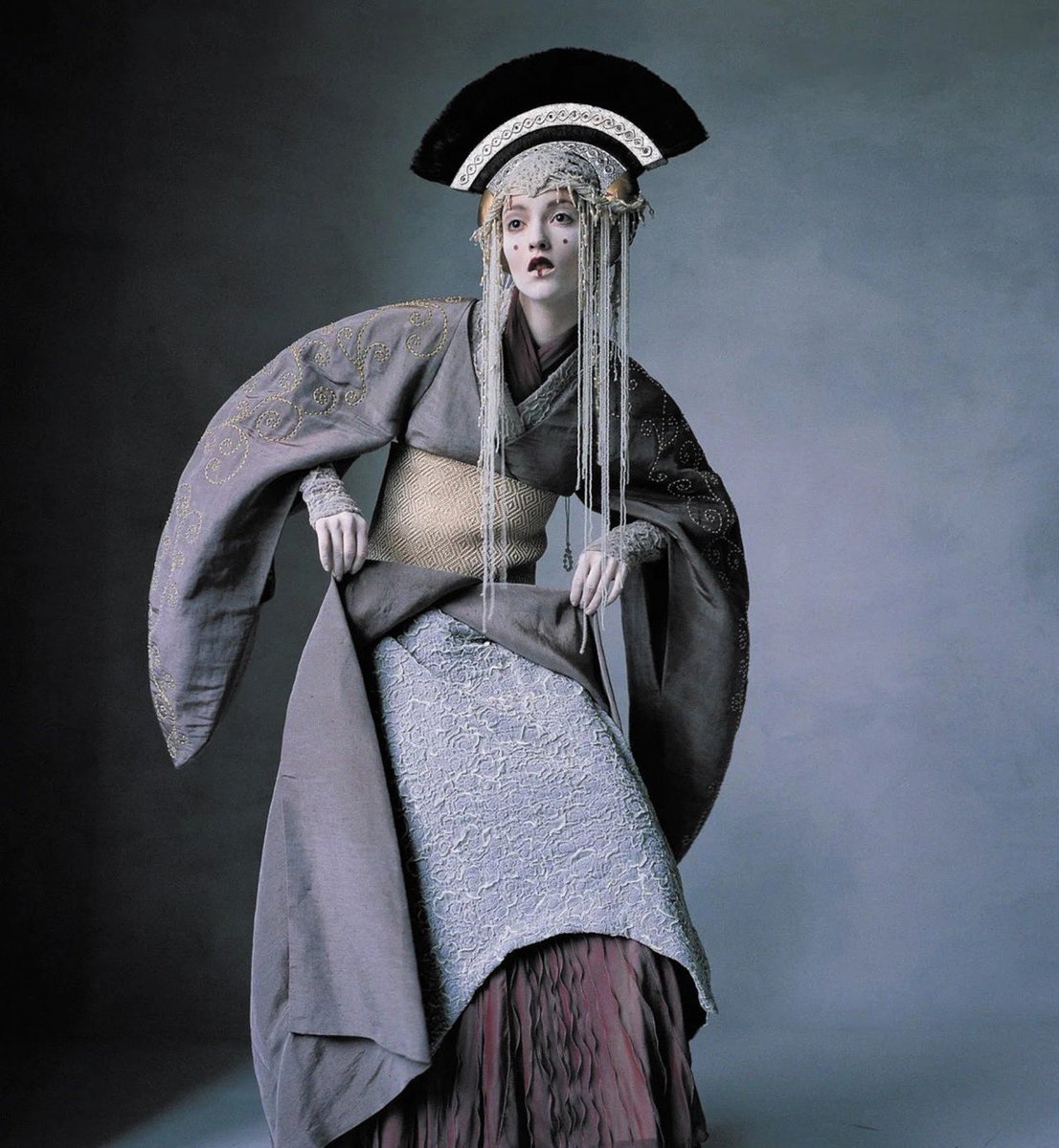 xe0_xeo's tweet photo. “Star Wars Couture,” by Hamish Bowles, photographed by Irving Penn for Vogue April 1999 issue https://t.co/78rRGdc4WX
